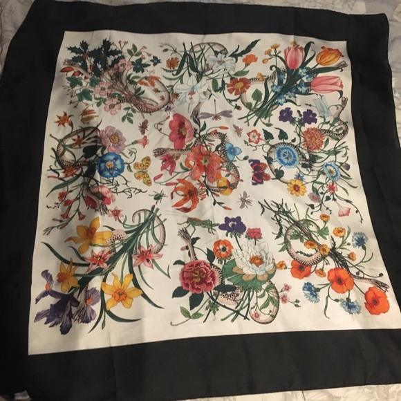 Silk Gucci scarf - Picture 1 of 3